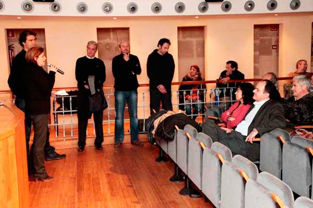 Presentación de los documentales en el Teatro España