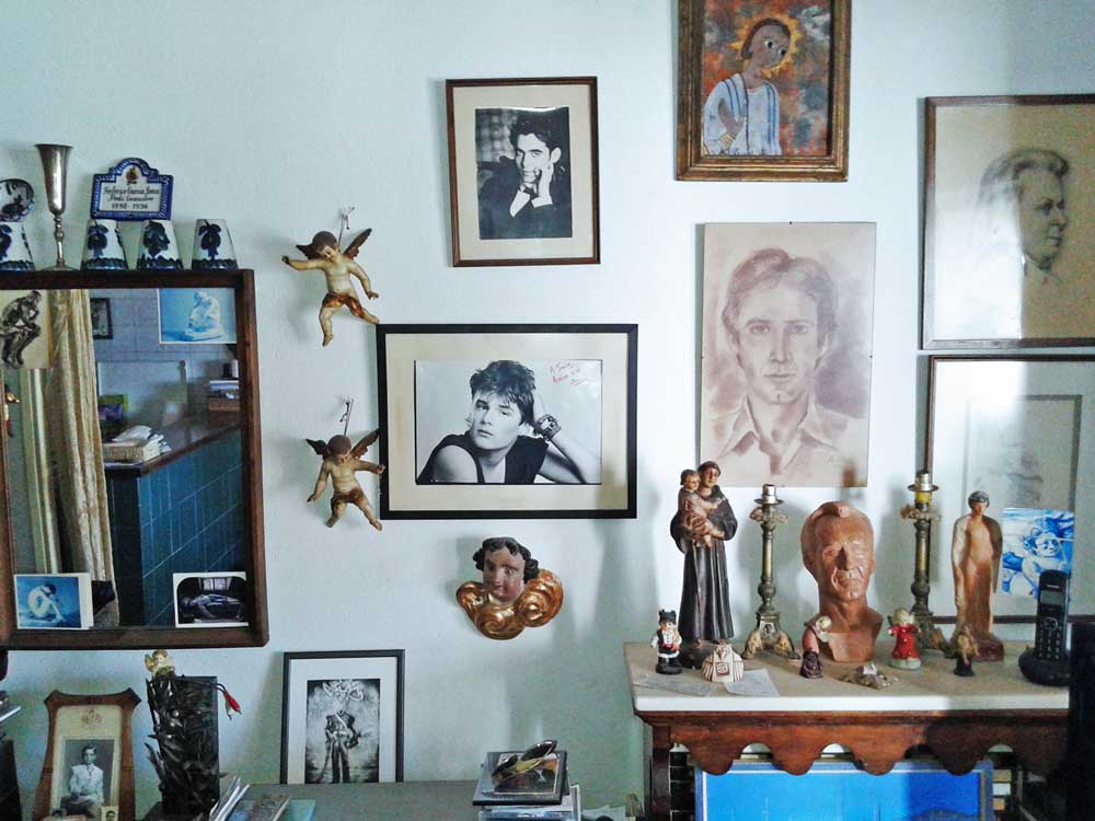 interior del piso de julio herranz en una imagen del documental dirigido por enrique villalonga